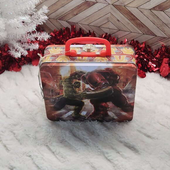 Marvel Avengers 100-Piece Puzzle in Collectible Tin - Picture 2 of 9